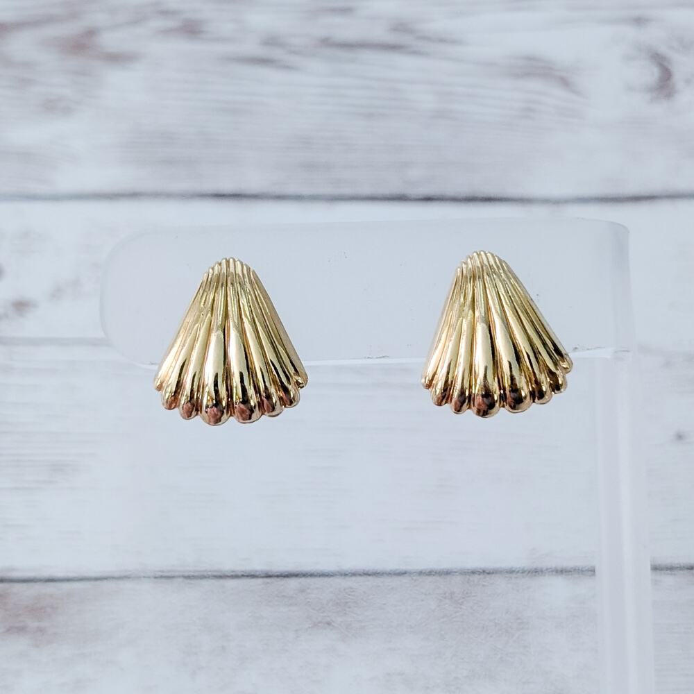Vintage Clip On Earrings 0.75" Gold Tone Flourish Stylish